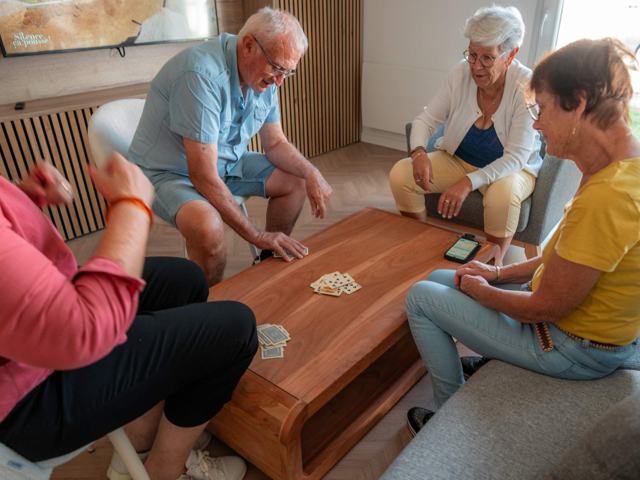 Une partie de cartes entre voisins