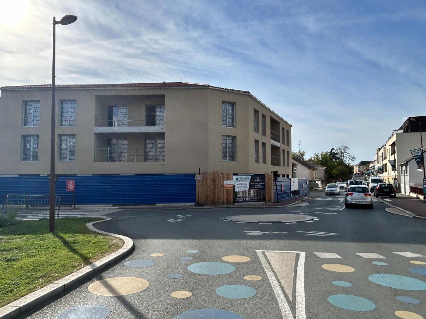 Le bâtiment Mona Nova Les Herbiers depuis le rond-point