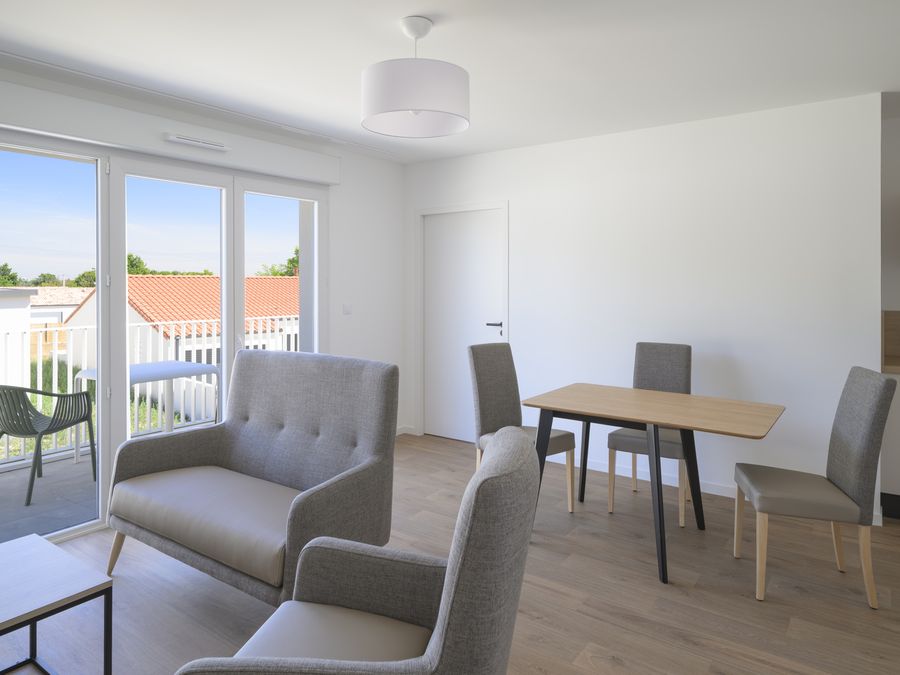 Salle à manger avec accès terrasse à Legé